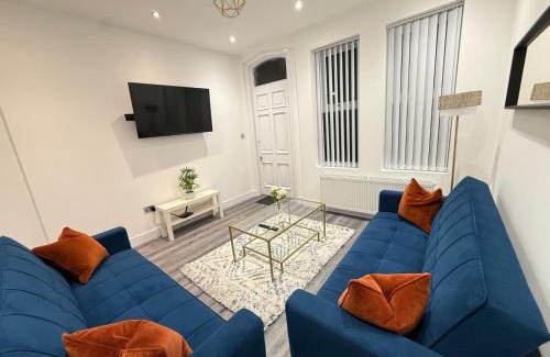 Sheffield Apartment | Spacious 4 Bed 4 Bath Stay with Free Parking