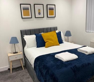 Sheffield Apartment | Spacious 4 Bed 4 Bath Stay with Free Parking