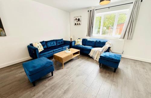 Whitefield Villa | Spacious 4 Bed Apt Near Metrolink Whitefield