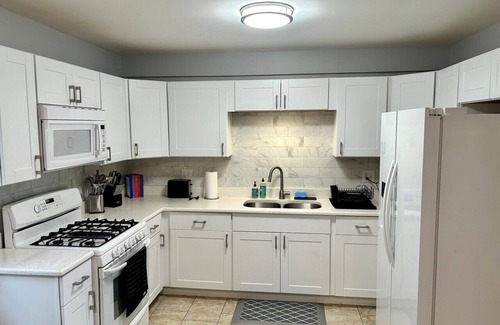 Libertyville Apartment | Spacious 4 bed Apt with 2 Living Areas Near DT!