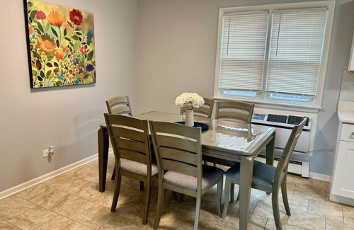 Libertyville Apartment | Spacious 4 bed Apt with 2 Living Areas Near DT!