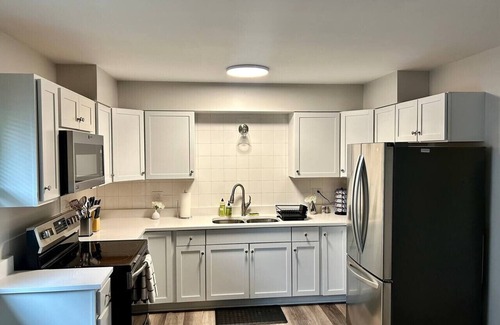 Libertyville Apartment | Spacious 4 bed Apt with 2 Living Areas Near DT!