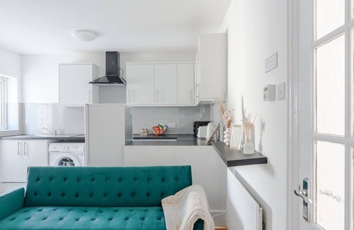 Chatham House | "Spacious 4-Bed Family Home in Chatham – Modern Comfort & Prime Location!"