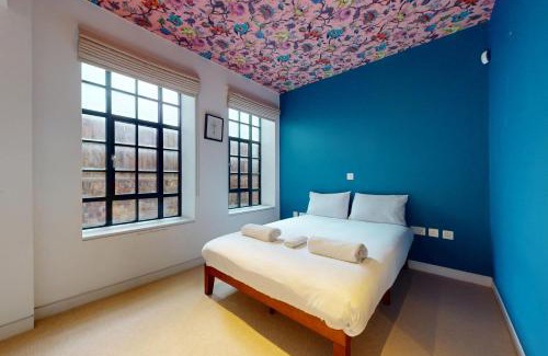 Mile End Apartment | Spacious 4 Bed Home - 5 min walk to 2 Stations