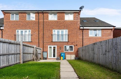 Manchester House | Spacious 4-Bed Home Near City Links