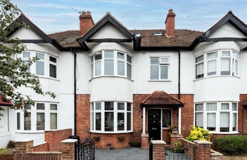 New Eltham House | Spacious 4-Bed House Direct Link to Central London Pass the Keys