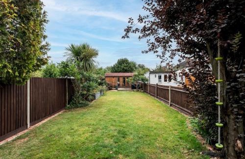 New Eltham House | Spacious 4-Bed House Direct Link to Central London Pass the Keys