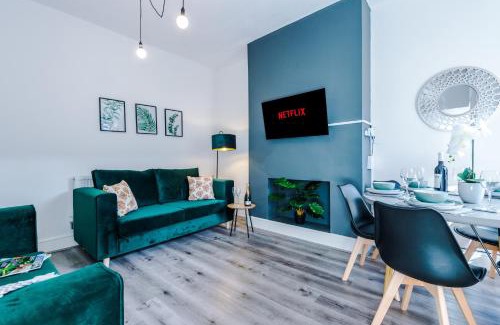Crewe Apartment | Spacious 4-bed house in Crewe by 53 Degrees Property, ideal for Business & Contractors - Sleeps 7