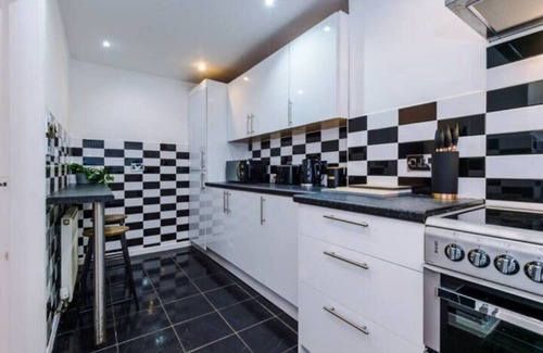 Salford House | Spacious 4-Bed House Manchester