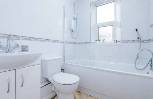 Salford House | Spacious 4-Bed House Manchester