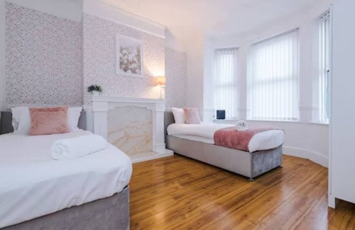 Salford House | Spacious 4-Bed House Manchester