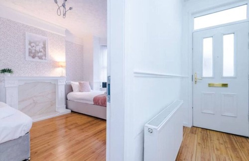 Salford House | Spacious 4-Bed House Manchester