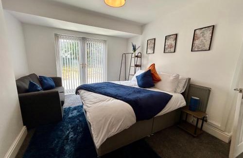 Hull House | Spacious 4-Bed House Parking Ideal for Contractors