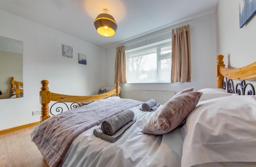 Sheffield House | Spacious 4 Bed House w Office & Parking Nr Peaks