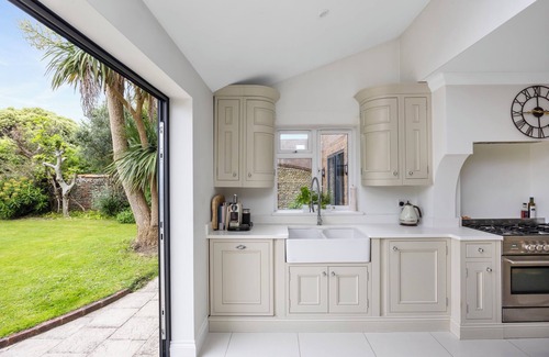 Littlehampton House | Spacious 4-bedroom house in peaceful East Preston with WiFi