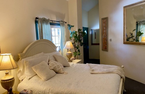 Chama Cabin | Spacious 4 bedroom/3 bathroom suite/perfect for work crews/family