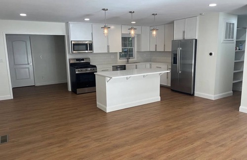 Doraville House | Spacious 4-bedroom 3 bathroom house in lovely Doraville with WiFi, AC, Fenced