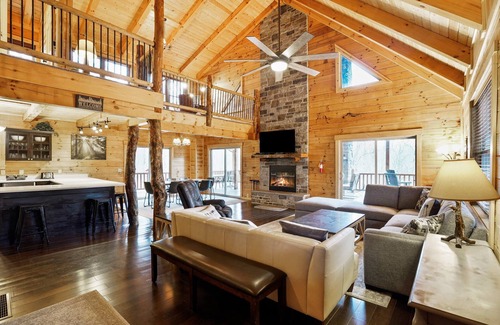 Rockbridge Cabin | Spacious 4 Bedroom 3 Bath Lodge. Easy Access to Hiking + Dining!