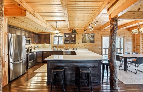 Rockbridge Cabin | Spacious 4 Bedroom 3 Bath Lodge. Easy Access to Hiking + Dining!