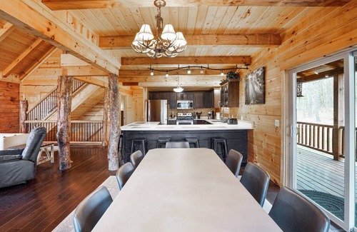 Rockbridge Cabin | Spacious 4 Bedroom 3 Bath Lodge. Easy Access to Hiking + Dining!