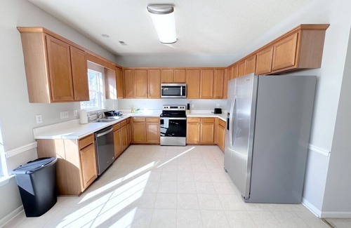 Greensboro House | Spacious 4 bedroom 4 bathroom home near Airport