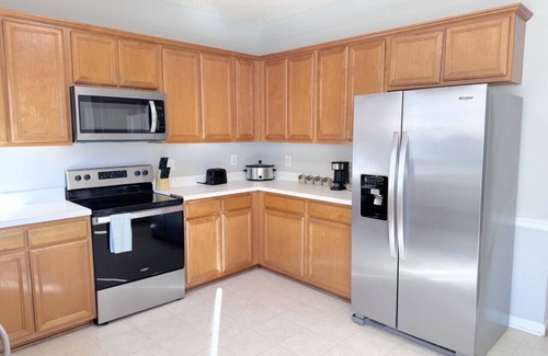 Greensboro House | Spacious 4 bedroom 4 bathroom home near Airport