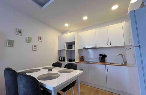 Esenyurt Apartment | Spacious 4-bedroom apartment in charming Istanbul with AC