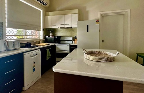 Hamilton Apartment | Spacious 4-Bedroom Apartment with AC & WiFi in Hamilton. Centre of Eat St.