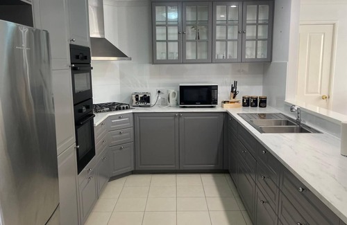 Dudley Park House | Spacious 4-bedroom house with AC, WiFi in enchanting Dudley Park. Tourist place.