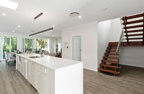Bardon House | Spacious 4-Bedroom Bardon Retreat Across 2 Levels