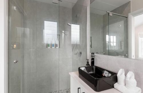 Bardon House | Spacious 4-Bedroom Bardon Retreat Across 2 Levels