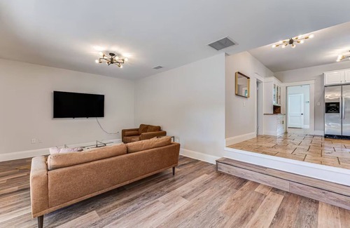 Bayshore Gardens House | Spacious 4-bedroom bungalow one block from Bayshore Tampa with AC, WiFi