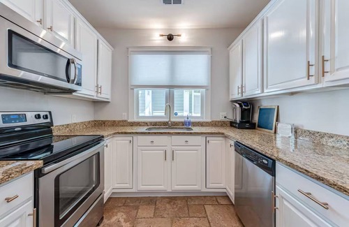 Bayshore Gardens House | Spacious 4-bedroom bungalow one block from Bayshore Tampa with AC, WiFi
