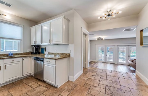 Bayshore Gardens House | Spacious 4-bedroom bungalow one block from Bayshore Tampa with AC, WiFi