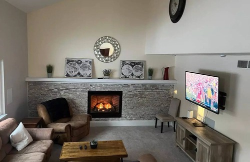 Hampden South House | Spacious 4 bedroom DTC home with a hot tubnn
