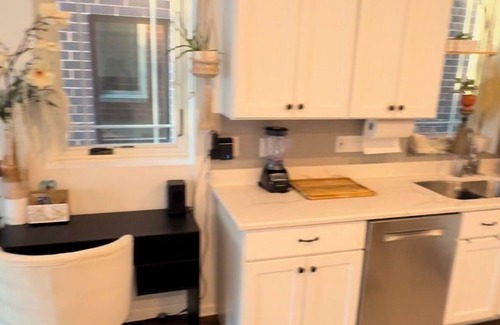 Wicker Park Apartment | Spacious 4-bedroom duplex in Wicker Park/Humboldt Park with 1 Parking spot