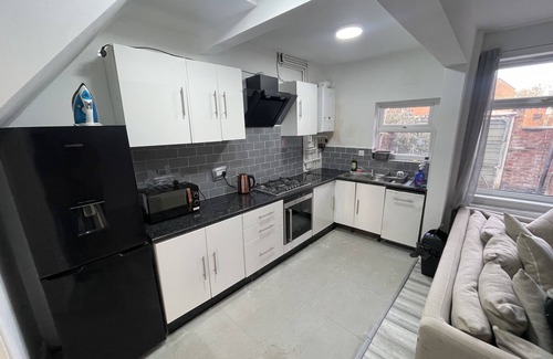 Chorlton-on-Medlock House | Spacious 4-Bedroom House in Manchester!
