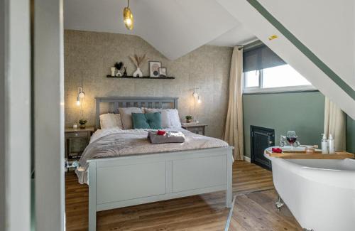 South Shields Apartment | Spacious 4 bedroom Home, 2 Bath, Free Parking - Greatly Priced!