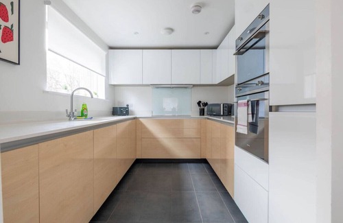 Trumpington Apartment | Spacious 4-Bedroom Home | Ideal for Families & Cor