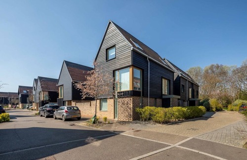 Trumpington Apartment | Spacious 4-Bedroom Home | Ideal for Families & Cor