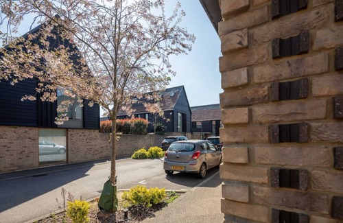 Trumpington Apartment | Spacious 4-Bedroom Home | Ideal for Families & Cor
