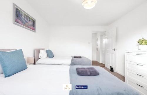 Newborough House | Spacious 4 Bedroom House Convenient Location By Trinity Stays Short Lets & Serviced Accommodation Peterborough