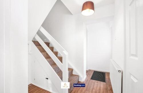 Newborough House | Spacious 4 Bedroom House Convenient Location By Trinity Stays Short Lets & Serviced Accommodation Peterborough