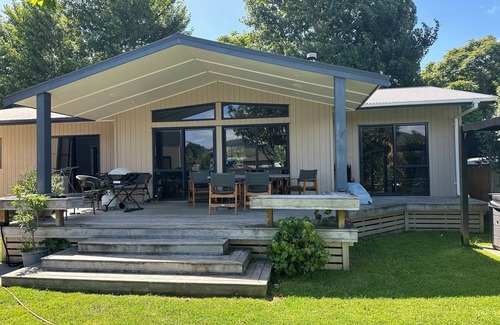 Whangapoua House | Spacious 4-bedroom house in terrific Whangapoua with WiFi