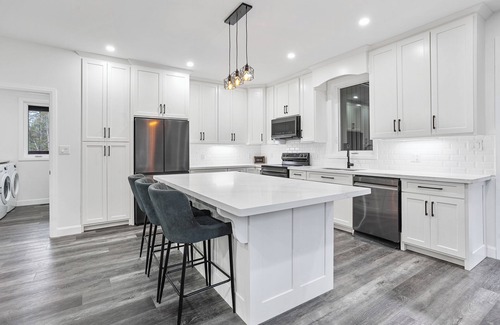 Highlands East House | Spacious 4-bedroom house in peaceful Tory Hill with WiFi, fitness room