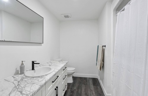 Highlands East House | Spacious 4-bedroom house in peaceful Tory Hill with WiFi, fitness room