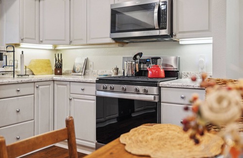 Brookdale House | Spacious 4-bedroom house in lovely Brookdale with fitness room, WiFi