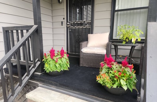 South Broadway House | Spacious 4-bedroom house in brilliant Cleveland with WiFi, AC sleeps 10