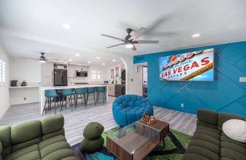 Winchester House | Spacious 4-bedroom house with Pool, BBQ, Near Strip/Downtown