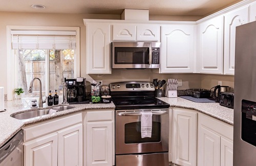 Vancouver House | Spacious 4-bedroom house in Vancouver with hot tub, workspace, fireplace, AC